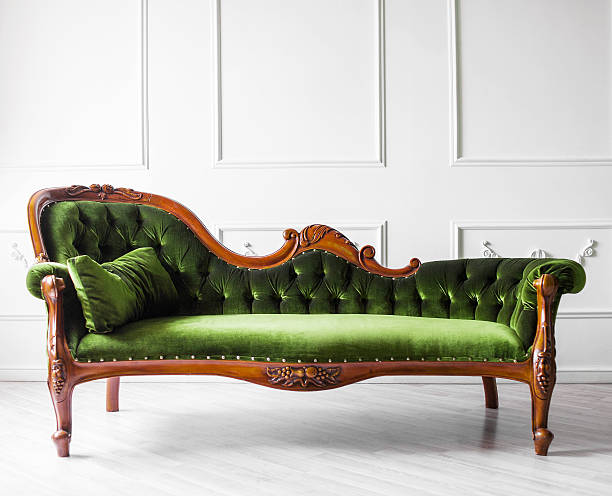 sofá em frente a parede branca - green blank retro revival old fashioned - fotografias e filmes do acervo