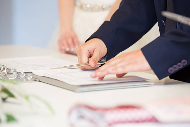 mariés signature de contrat de mariage - registry office photos et images de collection