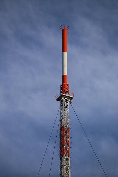 superior de rojo y blanco de la torre de radio - image date audio fotografías e imágenes de stock