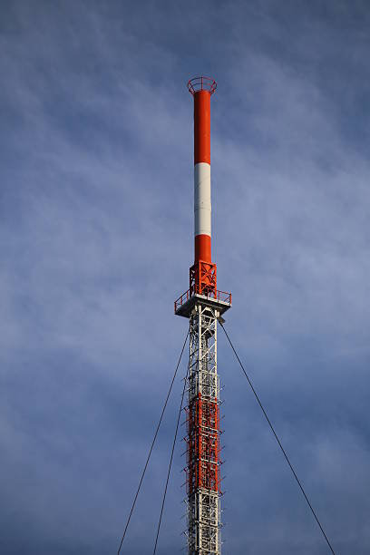 topo vermelho e branco torre de rádiostencils - image date audio imagens e fotografias de stock