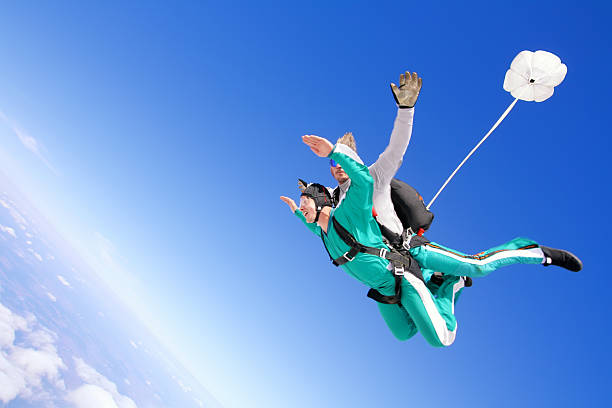 tandem skydiving - extreme sports confidence adventure danger zdjęcia i obrazy z banku zdjęć