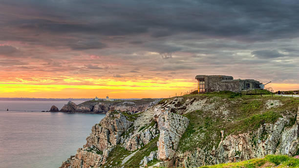 wwii bunker w brittany region francji - lighthouse night hdr dark zdjęcia i obrazy z banku zdjęć