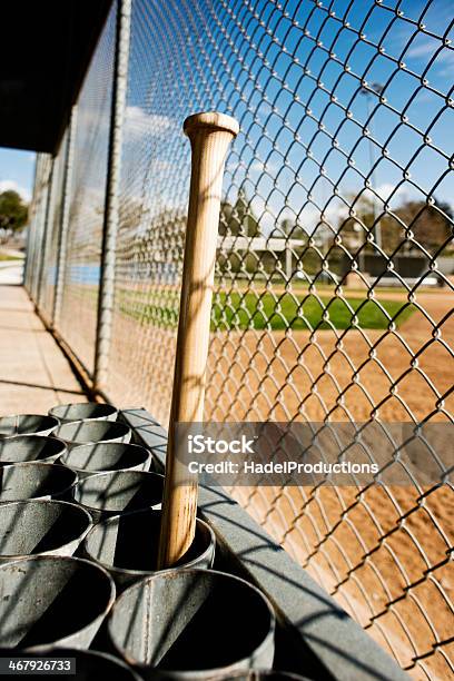 Bate De Béisbol En El Banquillo De Campo De Béisbol Foto de stock y más banco de imágenes de Banquillo deportivo