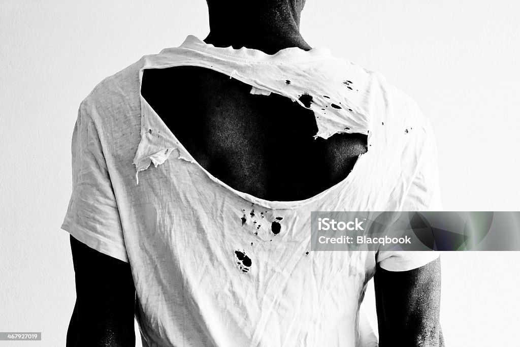 tumor exégesis analizar Parte Posterior De Un Hombre Usando Una Camiseta Blanca Rotos Con Orificios  Foto de stock y más banco de imágenes de Rasgado - iStock