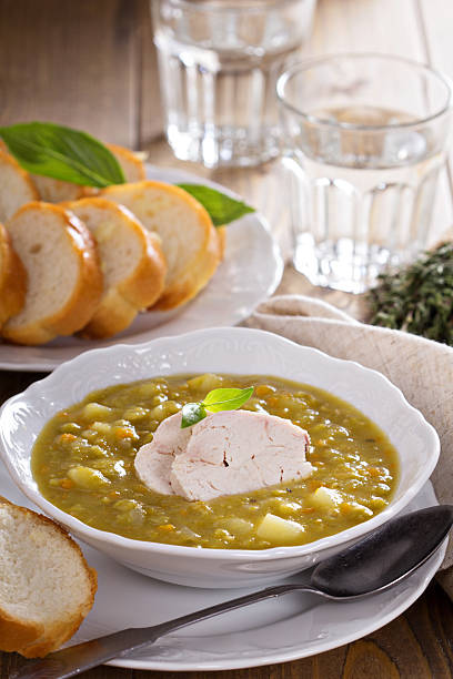 herzhafte huhn split pea soup - yellow split pea soup stock-fotos und bilder