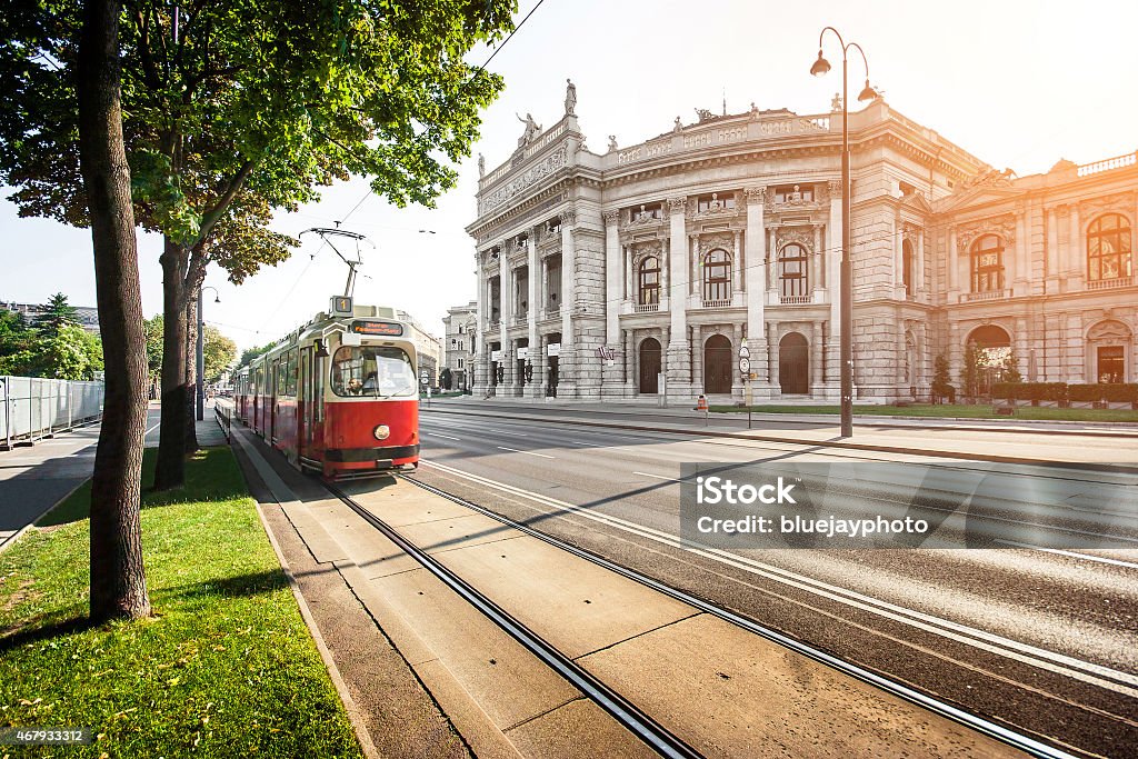 Wiener Ringstrasse con il tram e Burgtheater all'alba, Vienna, Austria - Foto stock royalty-free di Vienna - Austria