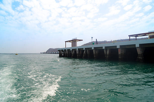 muelle de santa crz huatulco méxico - commercial dock pier reef rock fotografías e imágenes de stock