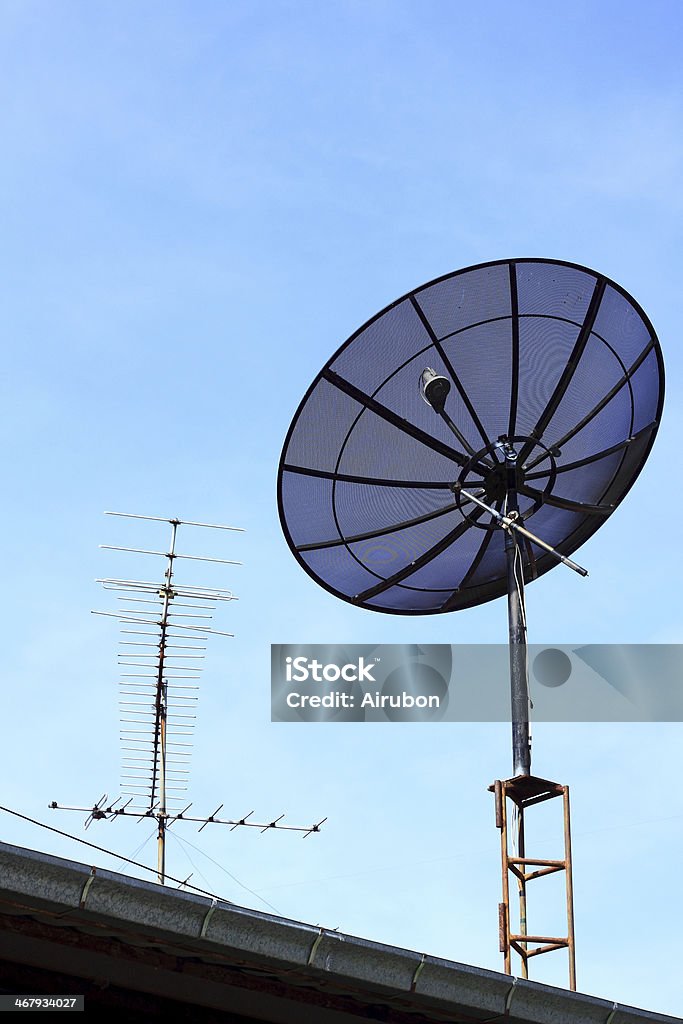 Antena satelitarna na dachu - Zbiór zdjęć royalty-free (Antena)