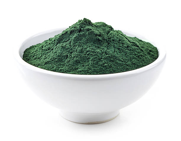 ボウルのスピルリナ海藻パウダー - spirulina bacterium ground algae mineral ストックフォトと画像