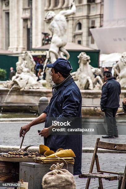 Rome Roasted Chestnut Seller In Piazza Navona-foton och fler bilder på Jul - Jul, Rostad kastanj, Kastanj - Nöt