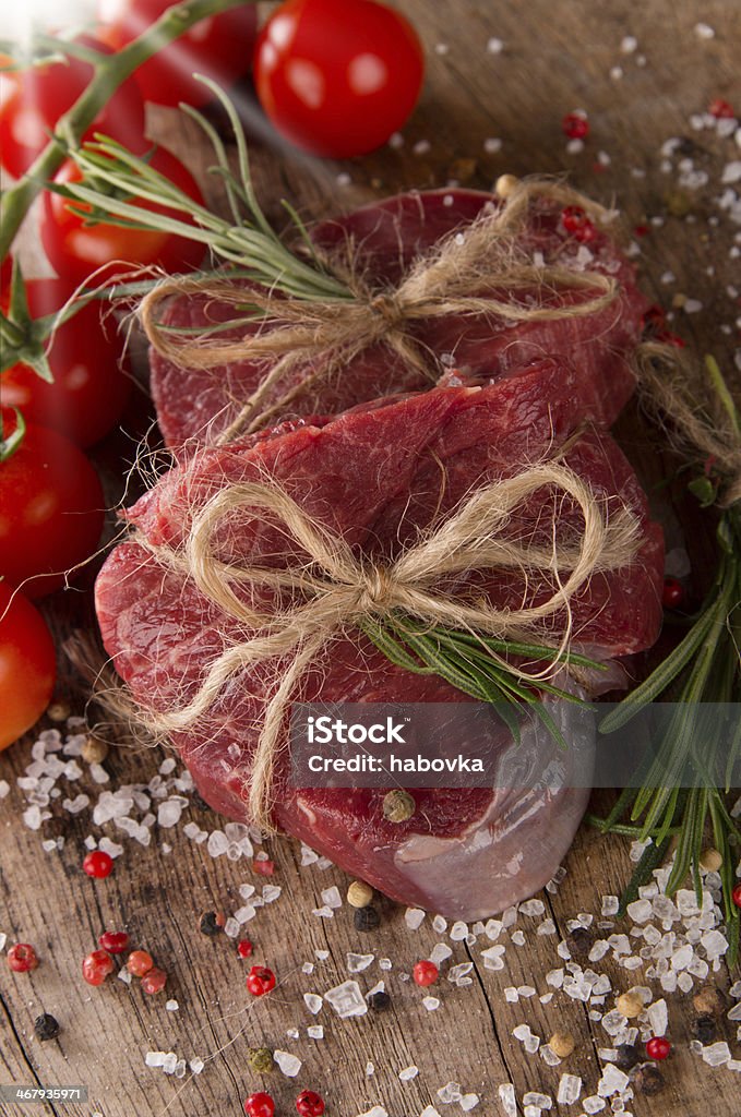 Steaks auf Holz - Lizenzfrei Blutig Stock-Foto