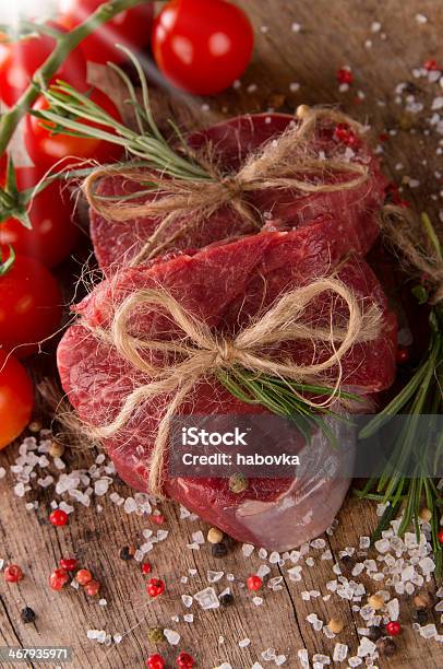 Steaks Auf Holz Stockfoto und mehr Bilder von Blutig - Blutig, Essbare Verzierung, Feuer