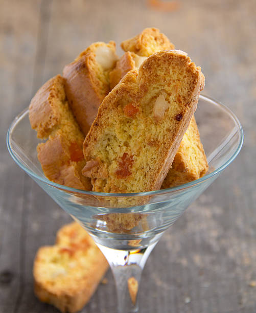 cantucci profumati con arancione e noci di macadamia. - biscotti italian culture macadamia nut pastry foto e immagini stock