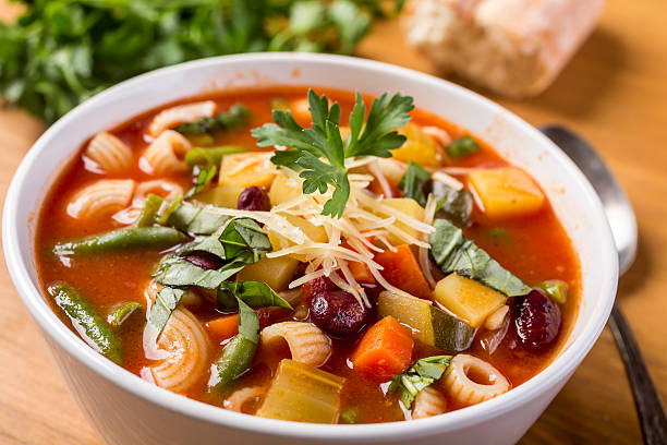 minestrone con pasta, sopa de tomate y verduras - comida vegetariana fotos fotografías e imágenes de stock