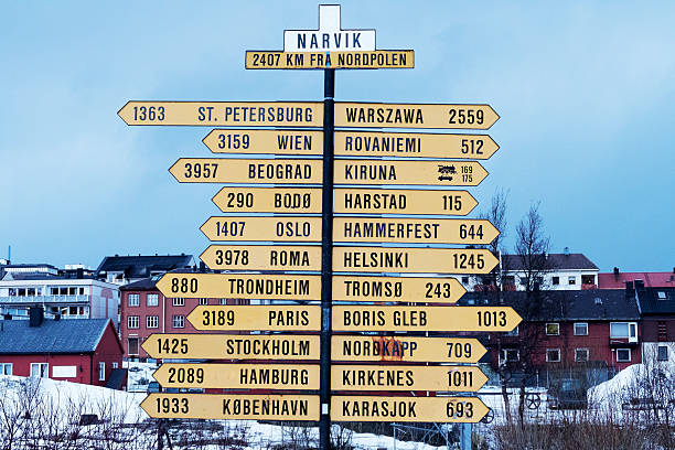 marcador al atardecer en la ciudad de narvik, noruega - directional sign crossroads sign distance sign sign fotografías e imágenes de stock