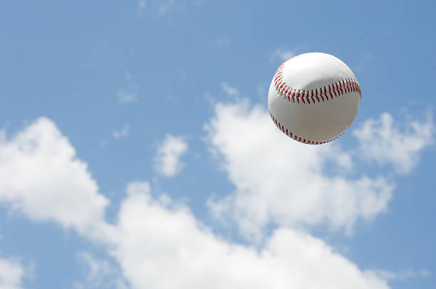 bola de béisbol en el cielo - home run fotografías e imágenes de stock