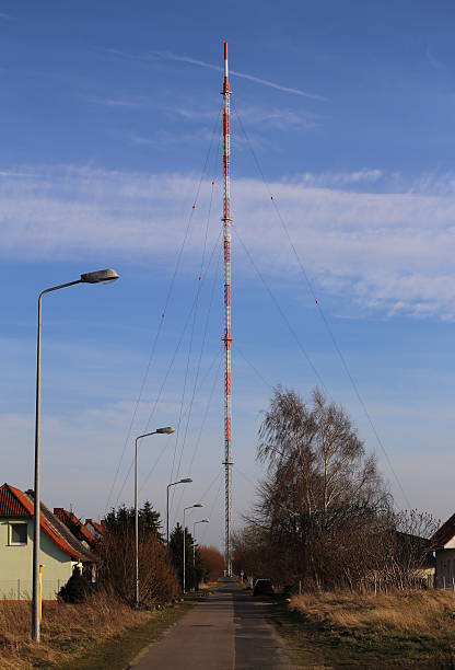 rua de vermelho e branco radio tower - image date audio - fotografias e filmes do acervo