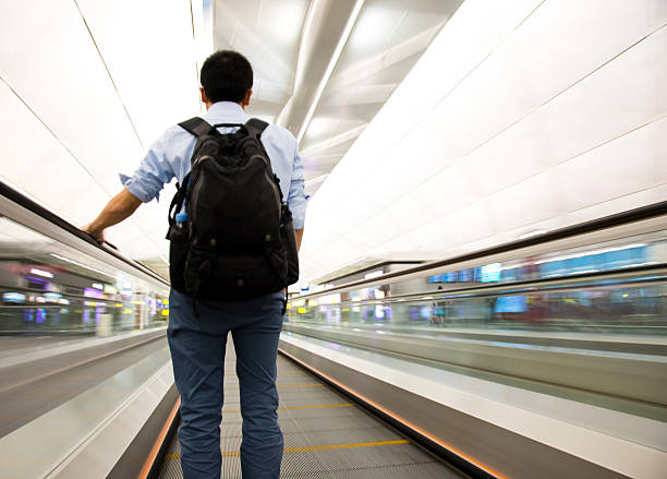 аэропорт дорожка - moving walkway escalator airport walking стоковые фото и изображения