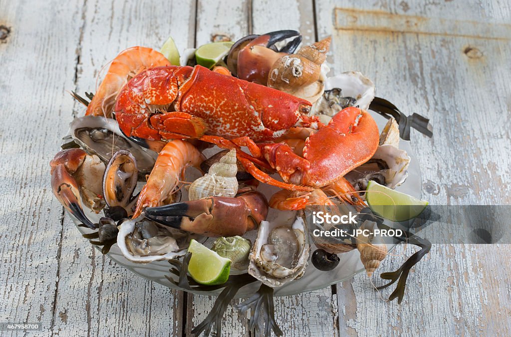 Plato de pescados y mariscos - Foto de stock de Pescado y mariscos libre de derechos