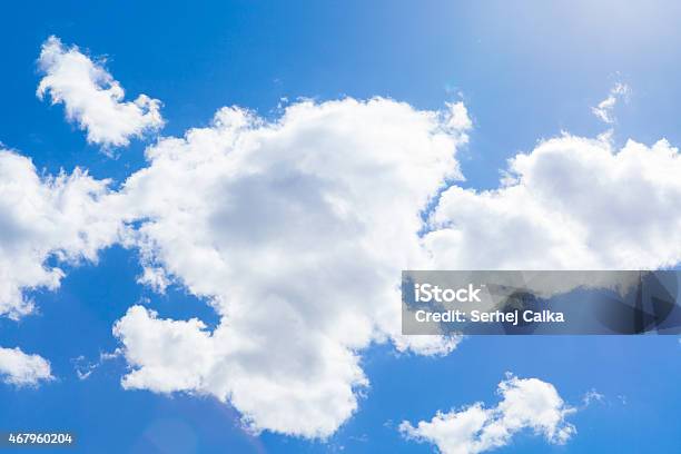 El Cielo Azul Y Nubes Cumulus Al Aire Libre De La Toma Foto de stock y más banco de imágenes de 2015