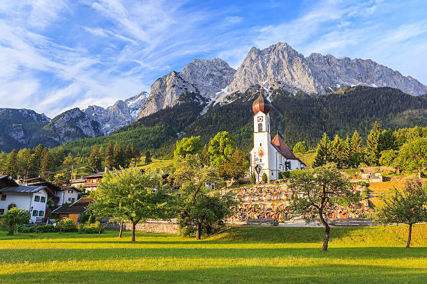 田舎の村 - zugspitze mountain 写真 ストックフォトと画像