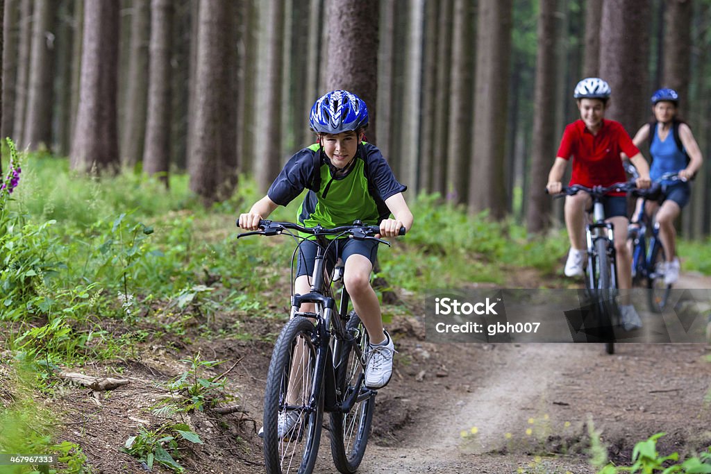 Familia ciclismo activo - Foto de stock de Chicos adolescentes libre de derechos