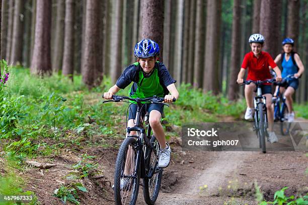 Família Ciclismo Activa - Fotografias de stock e mais imagens de Meninos Adolescentes - Meninos Adolescentes, Adolescente, Ciclismo