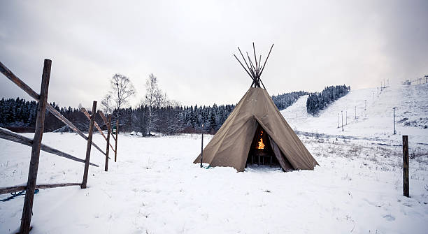 wigwam nella foresta invernale - north american tribal culture teepee winter canada foto e immagini stock