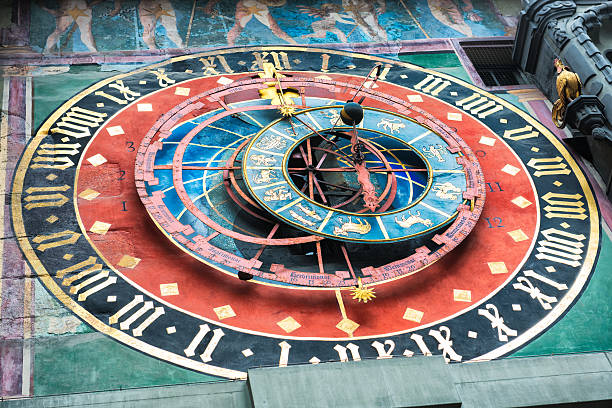 la célèbre horloge astronomique tower à berne, en suisse - solar calendar photos et images de collection