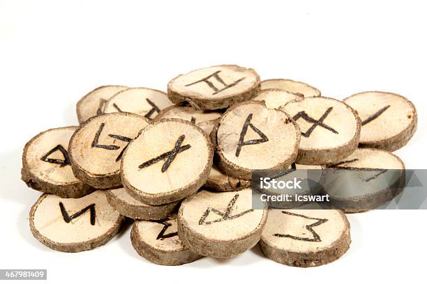 Foto De Estudio Collection Of Old Wooden Runas Foto de stock y más banco de imágenes de Madera - Material - Madera - Material, Runas, Adivinación