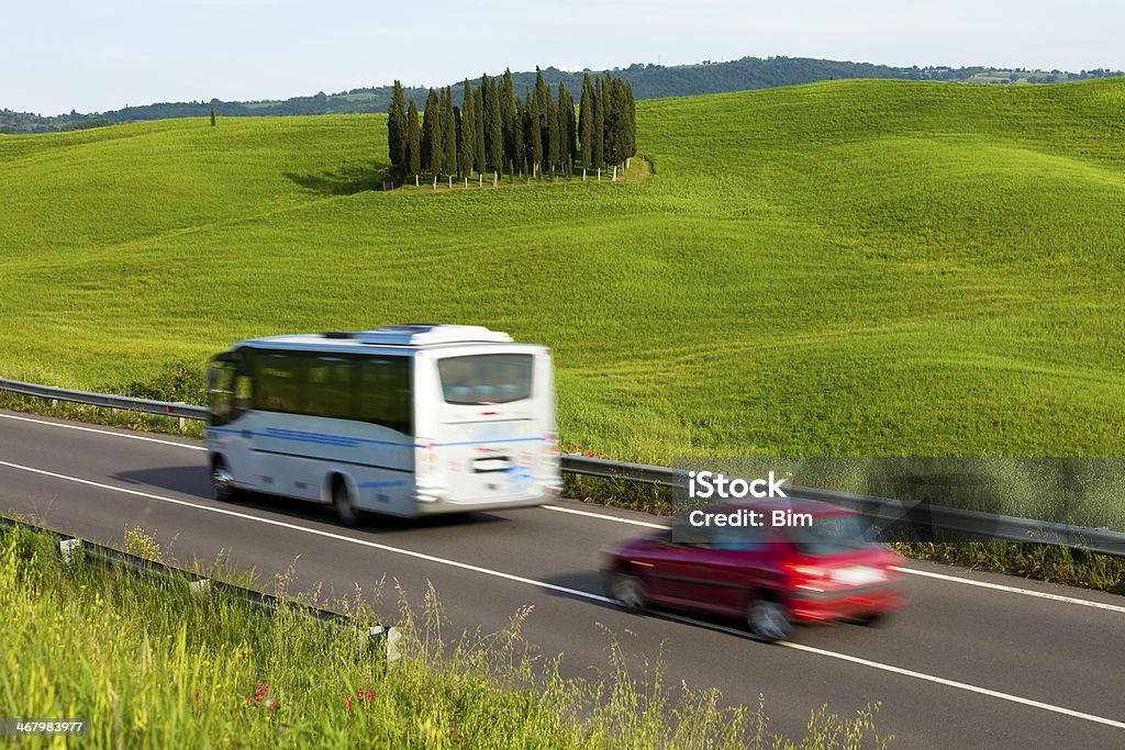 Autobus zwiedzanie i czerwony Samochód przyspieszenie w Toskania, Włochy - Zbiór zdjęć royalty-free (Autobus)