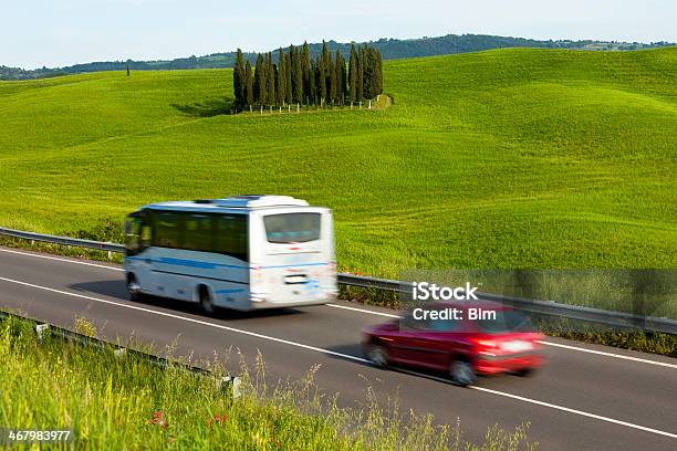 Autobus Zwiedzanie I Czerwony Samochód Przyspieszenie W Toskania Włochy - zdjęcia stockowe i więcej obrazów Autobus