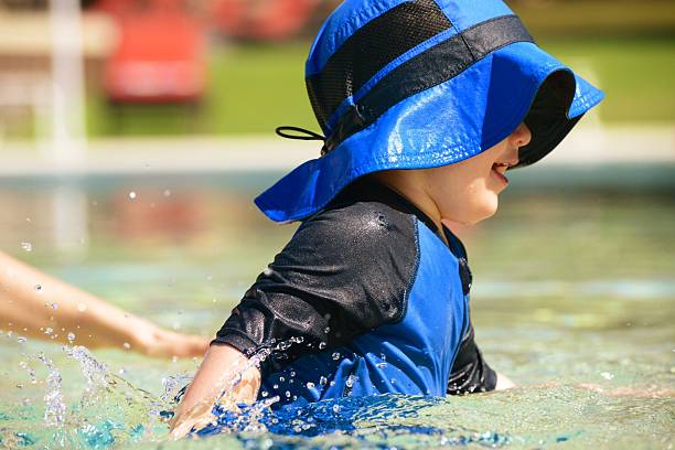 Jogos na piscina para crianças - foto de acervo