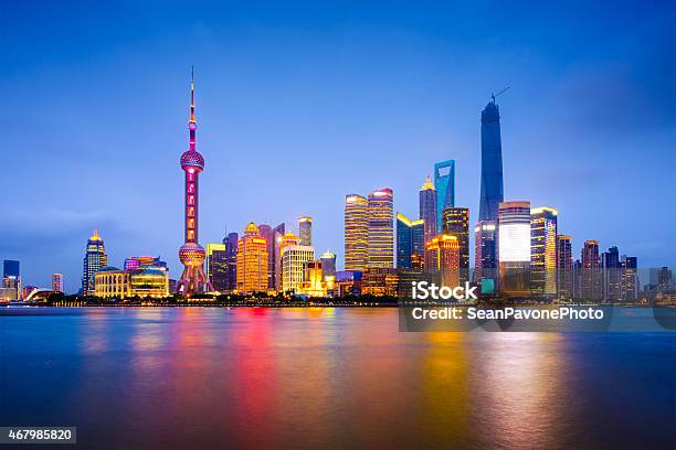 Shanghai Skyline Foto de stock y más banco de imágenes de Shanghái - Shanghái, Noche, Panorama urbano