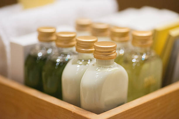 small shampoo bottles in wodden basket in hotel room - hotel shampoo stockfoto's en -beelden