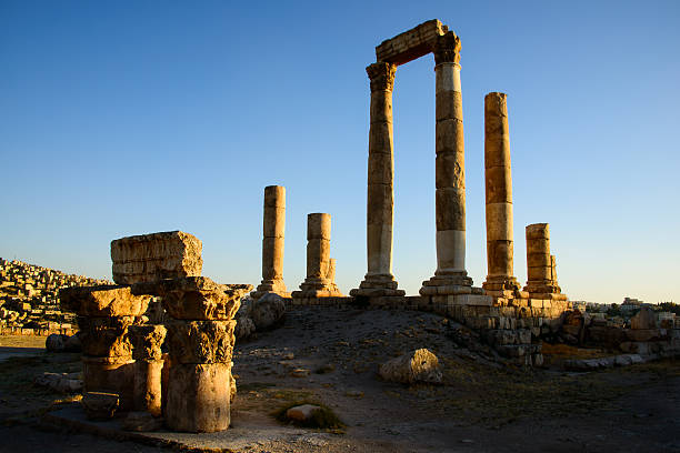 il tempio di ercole su citadel montagna di amman, giordania - temple of heracles foto e immagini stock