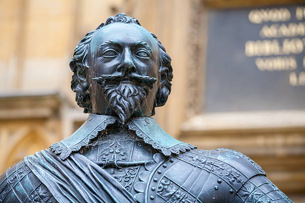 Statue of Earl of Pembroke. Oxford, UK Statue of William Herbert, 3rd Earl of Pembroke, chancellor of the University of Oxford and founder of Pembroke College. Bodleian Library courtyard, Oxford, England earl of pembroke stock pictures, royalty-free photos & images