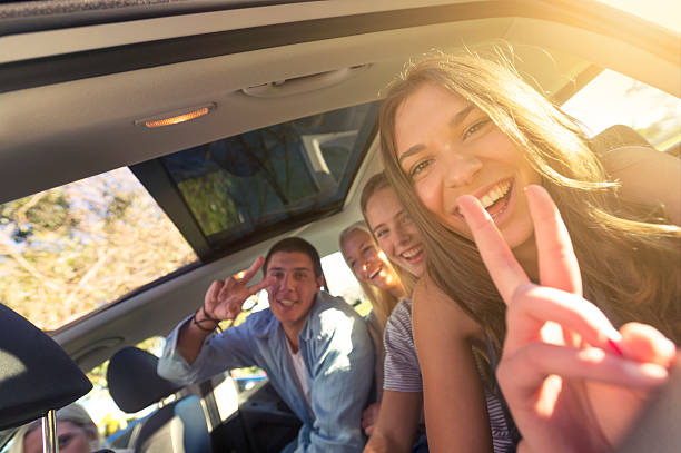 grupo de jovens em um carro. - spring break imagens e fotografias de stock