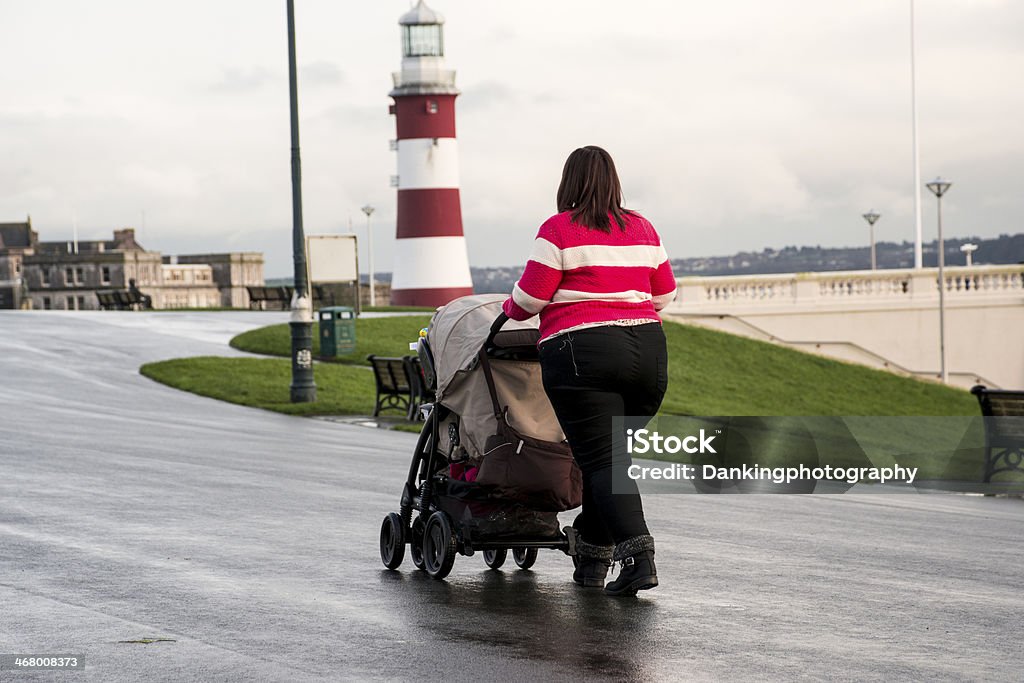 Donna spingendo il passeggino Plymouth Hoe - Foto stock royalty-free di Adulto