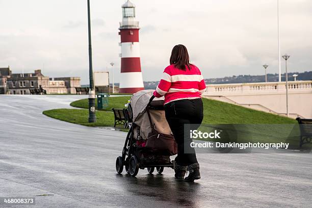 Donna Spingendo Il Passeggino Plymouth Hoe - Fotografie stock e altre immagini di Adulto - Adulto, Bagnato, Bebé