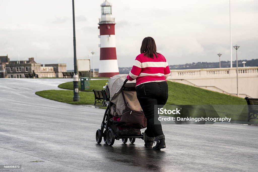 Mulheres empurrando de bebê em Plymouth enxadão - Foto de stock de Adulto royalty-free