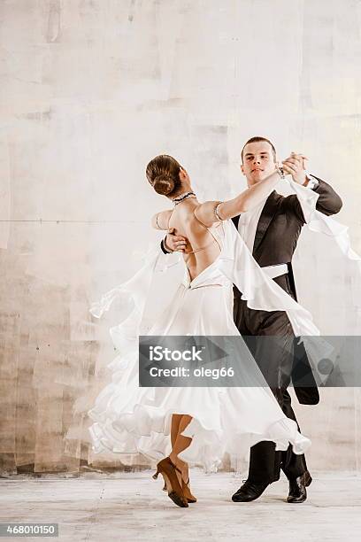 Pareja De Baile Baile De Salón Foto de stock y más banco de imágenes de  Bailar un vals - Bailar un vals, Baile de salón, Bailar - iStock