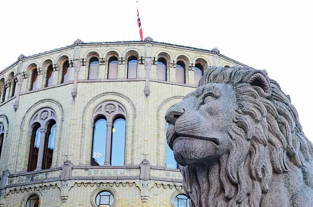 Photo of The lion outside the Norwegian parliament