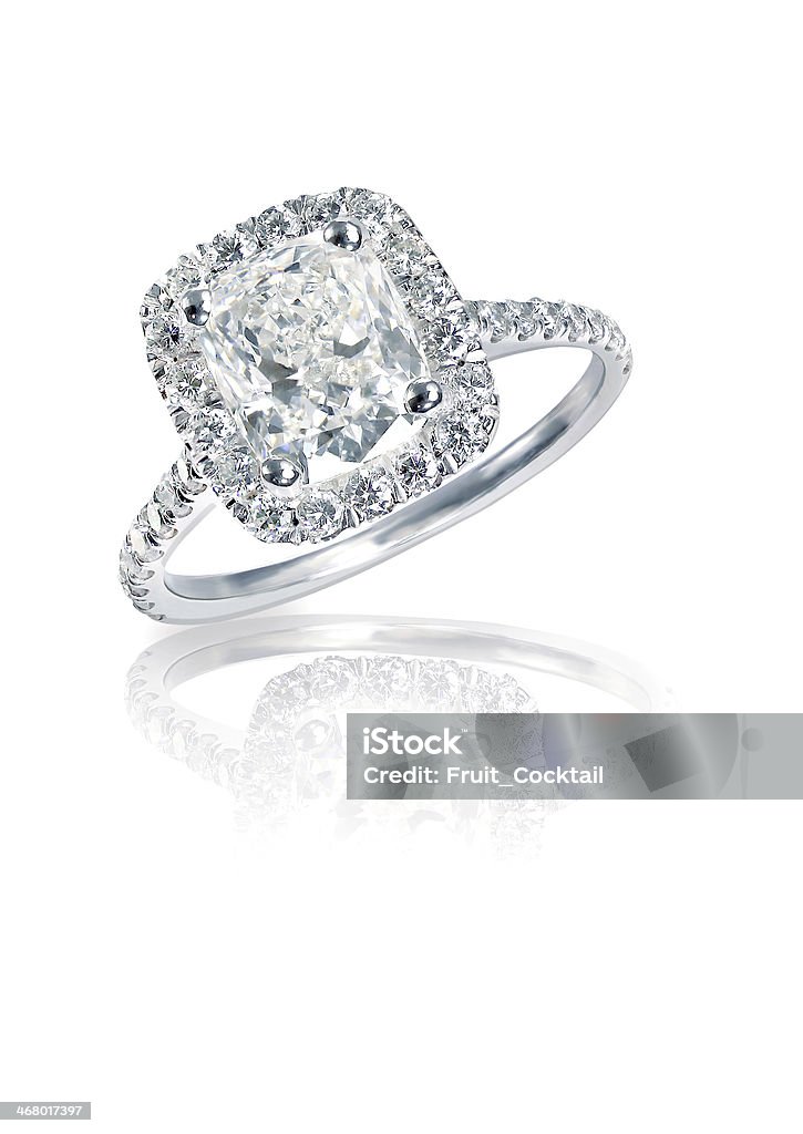 Di fidanzamento diamante taglio cuscino halo anello nuziale - Foto stock royalty-free di Anello di diamanti