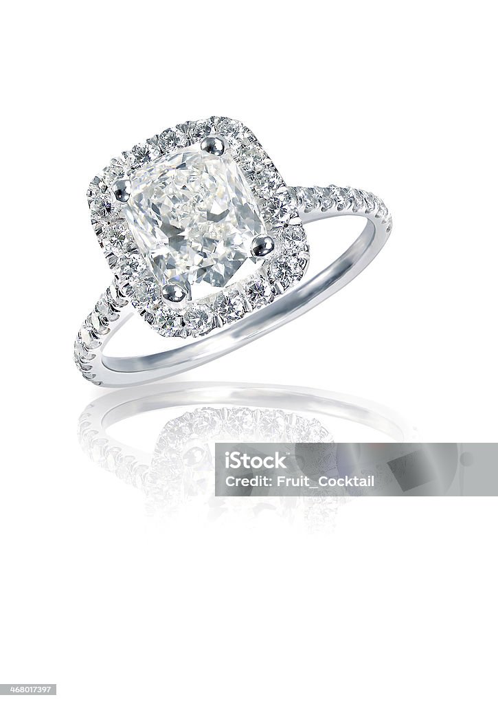 クッションカットのダイヤモンドヘイロー婚約のウェディングリング - ダイヤモンドの指輪のロイヤリティフリーストックフォト