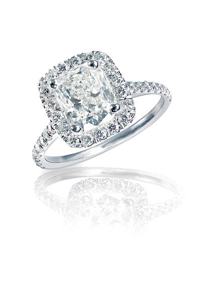 쿠션 자르다 다이아몬드 헤일로 몰입유도 결혼 반지 - diamond jewelry ring diamond ring 뉴스 사진 이미지