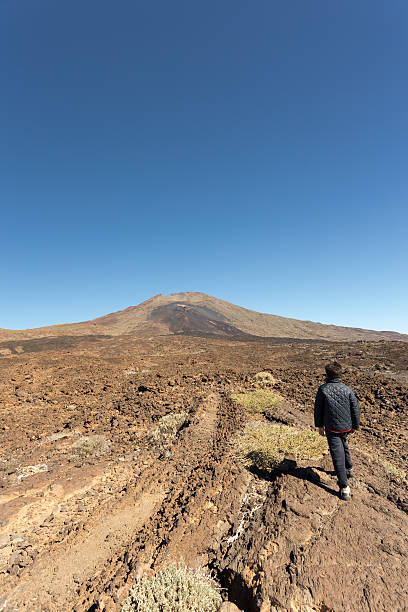 istock the child and volcano 468021751