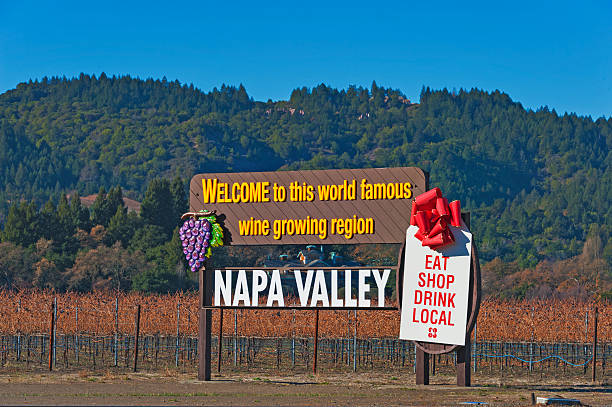 bienvenue dans la napa valley - napa valley vineyard sign welcome sign photos et images de collection