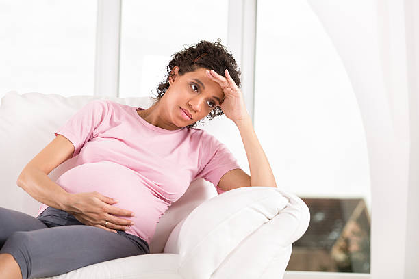 обеспокоенный беременная женщина - human pregnancy depression sadness women стоковые фото и изображения