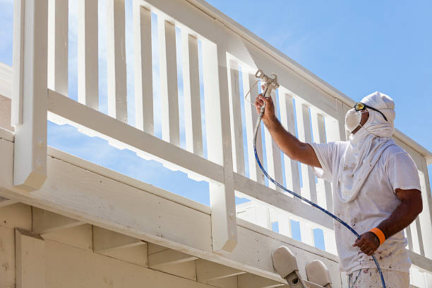 house painter spray malen ein deck, zu hause zu sein - malen stock-fotos und bilder